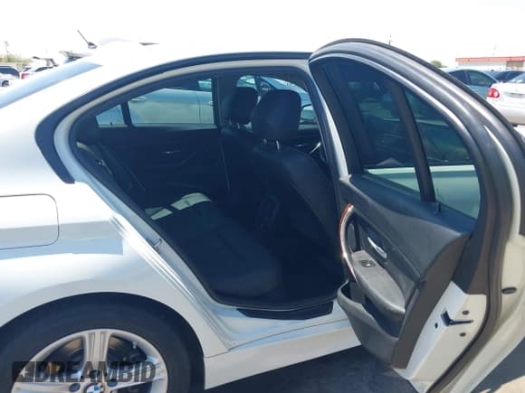 ✅ 2015 BMW 3 Series 328i • VIN: WBA3C1C52FP852932 • Lot: 42935008. Listed on IAAI with 136,082 mi. Free auction sales archive from the USA and detailed vehicle history report at DreamBid. Image 8.