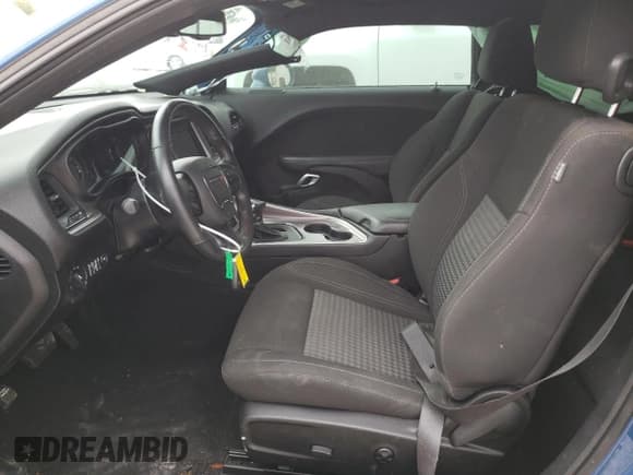 ✅ 2021 Dodge Challenger SXT • VIN: 2C3CDZAG2MH560027 • Lot: 44318373. Wystawiony na Copart z przebiegiem 14 965 mil. Bezpłatny archiwum sprzedaży aukcyjnych z USA i szczegółowy raport historii pojazdu na DreamBid. Zdjęcie 7.