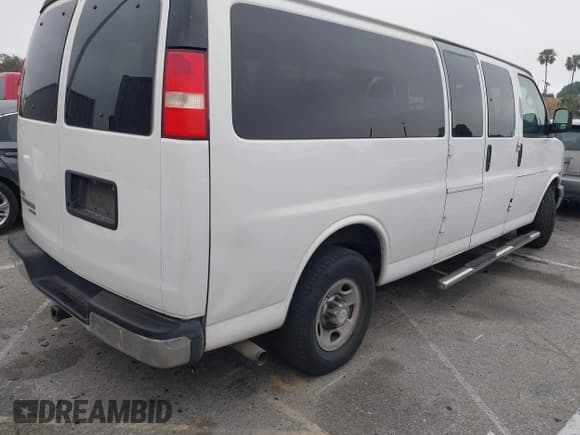 ✅ 2010 Chevrolet Express Passenger LT • VIN: 1GA2G1DG1A1105460 • Lot: 42183627. Wystawiony na IAAI z przebiegiem 165 692 mil. Bezpłatny archiwum sprzedaży aukcyjnych z USA i szczegółowy raport historii pojazdu na DreamBid. Zdjęcie 4.