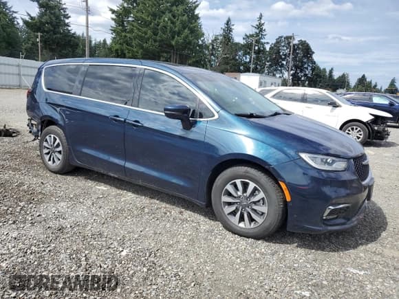✅ 2022 Chrysler Pacifica Hybrid Touring L • VIN: 2C4RC1L71NR121601 • Lot: 69136625. Wystawiony na Copart z przebiegiem 86 480 mil. Bezpłatny archiwum sprzedaży aukcyjnych z USA i szczegółowy raport historii pojazdu na DreamBid. Zdjęcie 4.