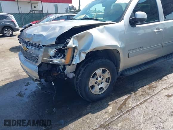 2014 Chevrolet Suburban LT z VIN 1GNSKJE70ER215516, wystawiony jako IAAI lot #42892191 z przebiegiem 201 872 mil mil oraz . Historia ofert i sprzedaży dostępna na DreamBid. Obrazek 6.