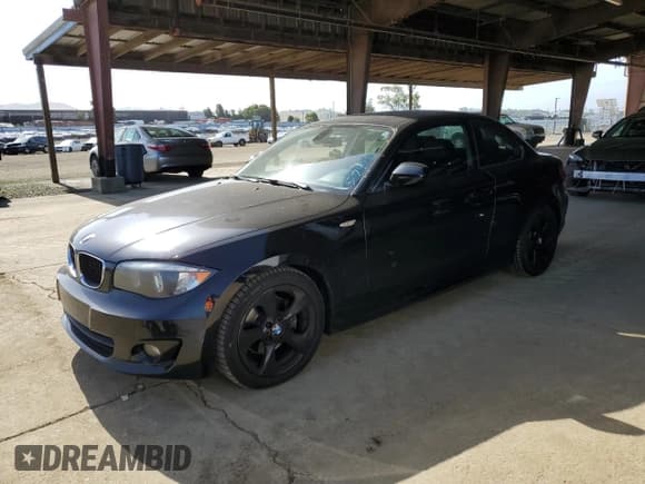 ✅ 2012 BMW 1 Series 128i • VIN: WBAUP9C55CVS94136 • Лот: 57477895. Опубликован ранее на Copart с пробегом 131 115 миль. Бесплатный доступ к архиву аукционных продаж из США и подробный отчёт об истории автомобиля на DreamBid. Изображение 1.