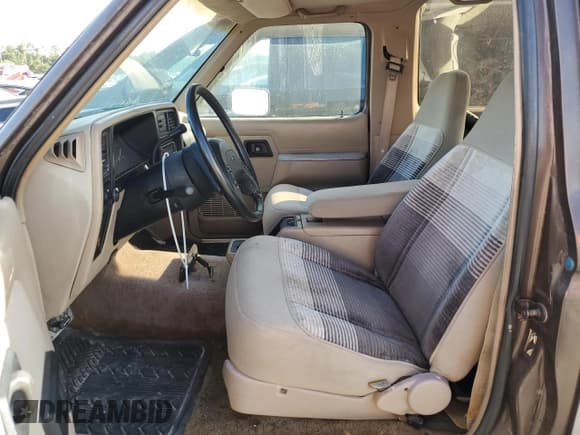 ✅ 1990 Ford Bronco • VIN: 1FMCU14T4LUA75868 • Lot: 74209254. Wystawiony na Copart z przebiegiem 828 308 mil. Bezpłatny archiwum sprzedaży aukcyjnych z USA i szczegółowy raport historii pojazdu na DreamBid. Zdjęcie 7.