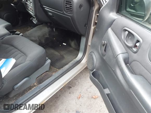 ✅ 2003 Chevrolet S-10 • VIN: 1GCCS19H238119597 • Лот: 40849458. Опубликован ранее на IAAI с пробегом 79 069 миль. Бесплатный доступ к архиву аукционных продаж из США и подробный отчёт об истории автомобиля на DreamBid. Изображение 5.