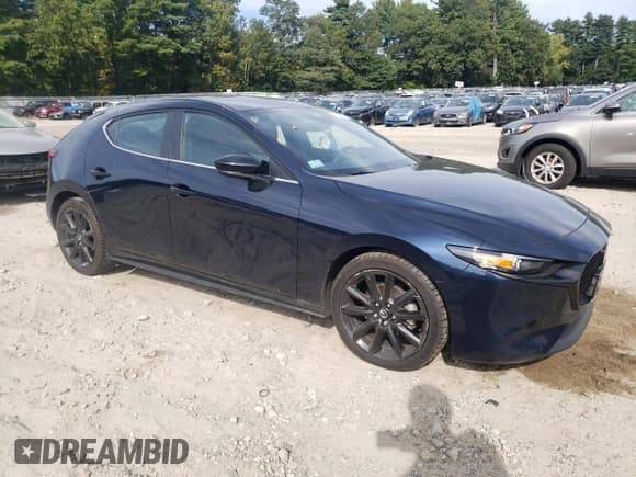 ✅ 2024 Mazda 3 S Select Sport • VIN: JM1BPAKM5R1703045 • Lot: 81068765. Wystawiony na Copart z przebiegiem 35 690 mil. Bezpłatny archiwum sprzedaży aukcyjnych z USA i szczegółowy raport historii pojazdu na DreamBid. Zdjęcie 4.