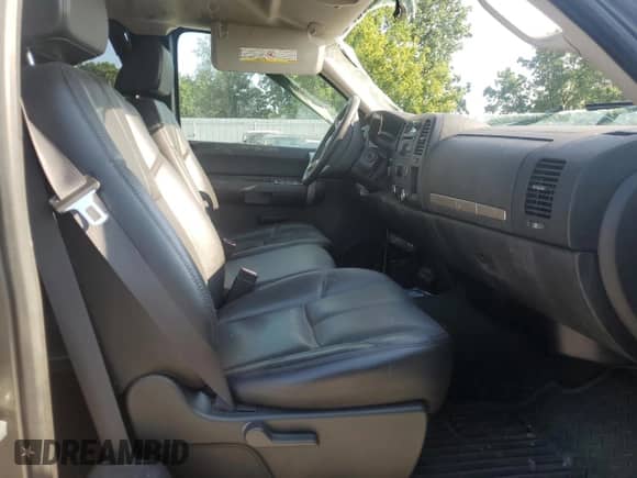 2007 Chevrolet Silverado 2500HD LTZ z VIN 1GCHK29697E550617, wystawiony jako Copart lot #64390795 z przebiegiem Nie podano mil oraz Czysty tytuł • Clean title. Historia ofert i sprzedaży dostępna na DreamBid. Obrazek 7.