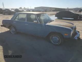 ✅ 1974 Mercedes-Benz 240 • VIN: 11511712027820 • Lot: 42007445. Wystawiony na Copart z przebiegiem Nie podano. Bezpłatny archiwum sprzedaży aukcyjnych z USA i szczegółowy raport historii pojazdu na DreamBid. Zdjęcie 4.