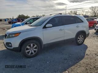 ✅ 2012 Kia Sorento LX • VIN: 5XYKT3A6XCG251787 • Лот: 96577515. Опубликован ранее на Copart с пробегом 156 716 миль. Бесплатный доступ к архиву аукционных продаж из США и подробный отчёт об истории автомобиля на DreamBid. Изображение 1.