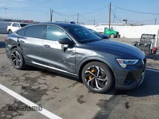 ✅ 2023 Audi e-tron Sportback S line Premium Plus • VIN: WA12AAGE0PB025504 • Lot: 43604524. Wystawiony na IAAI z przebiegiem 29 917 mil. Bezpłatny archiwum sprzedaży aukcyjnych z USA i szczegółowy raport historii pojazdu na DreamBid. Zdjęcie 1.