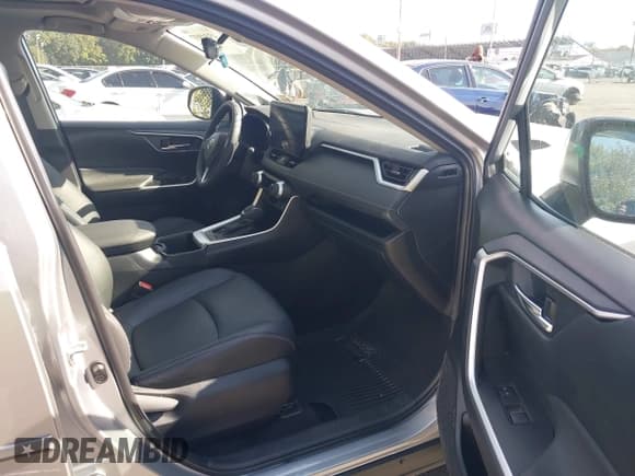 ✅ 2023 Toyota RAV4 XLE Premium • VIN: 2T3A1RFV9PW337698 • Lot: 43349377. Wystawiony na IAAI z przebiegiem 25 430 mil. Bezpłatny archiwum sprzedaży aukcyjnych z USA i szczegółowy raport historii pojazdu na DreamBid. Zdjęcie 5.