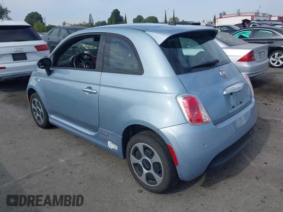 ✅ 2015 FIAT 500e • VIN: 3C3CFFGE0FT726120 • Lot: 43698758. Wystawiony na IAAI z przebiegiem 42 668 mil. Bezpłatny archiwum sprzedaży aukcyjnych z USA i szczegółowy raport historii pojazdu na DreamBid. Zdjęcie 3.