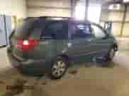 2005 Toyota Sienna LE z VIN 5TDZA23C45S348443, wystawiony jako Copart lot #90807535 z przebiegiem 200 755 mil mil oraz Szkoda całkowita • Salvage title. Historia ofert i sprzedaży dostępna na DreamBid. Obrazek 3.