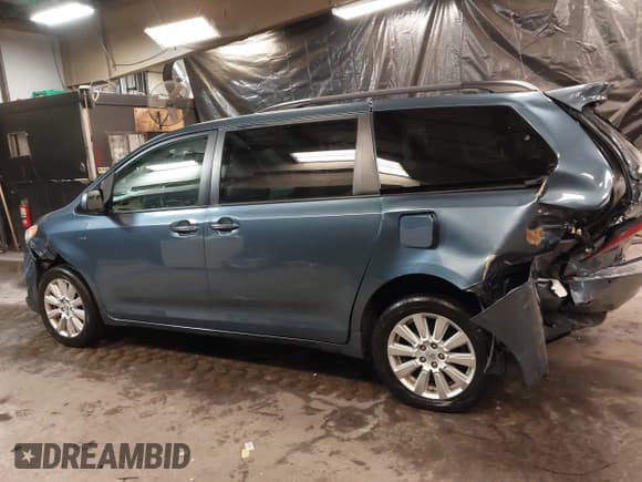 ✅ 2017 Toyota Sienna XLE • VIN: 5TDDZ3DC5HS164964 • Lot: 41516182. Listed on IAAI with 62,287 mi. Free auction sales archive from the USA and detailed vehicle history report at DreamBid. Image 14.
