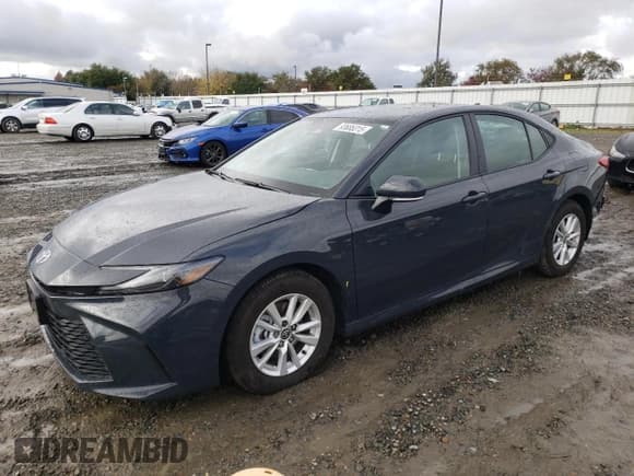 ✅ 2025 Toyota Camry SE • VIN: 4T1DAACK5SU515231 • Лот: 93685315. Опубликован ранее на Copart с пробегом 13 850 миль. Бесплатный доступ к архиву аукционных продаж из США и подробный отчёт об истории автомобиля на DreamBid. Изображение 1.