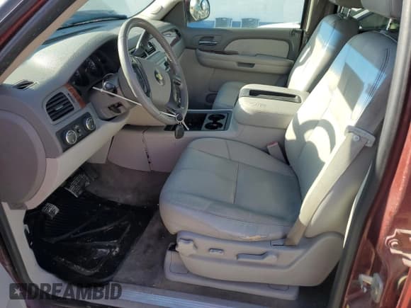 ✅ 2009 Chevrolet Suburban 2LT • VIN: 1GNFK26389J120225 • Lot: 82301064. Wystawiony na Copart z przebiegiem 177 838 mil. Bezpłatny archiwum sprzedaży aukcyjnych z USA i szczegółowy raport historii pojazdu na DreamBid. Zdjęcie 7.