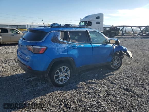 ✅ 2022 Jeep Compass Latitude Lux • VIN: 3C4NJDFB1NT195801 • Lot: 86676235. Wystawiony na Copart z przebiegiem 52 537 mil. Bezpłatny archiwum sprzedaży aukcyjnych z USA i szczegółowy raport historii pojazdu na DreamBid. Zdjęcie 3.