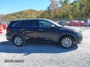 ✅ 2019 Kia Sorento L • VIN: 5XYPG4A32KG583033 • Lot: 43448604. Wystawiony na IAAI z przebiegiem 109 175 mil. Bezpłatny archiwum sprzedaży aukcyjnych z USA i szczegółowy raport historii pojazdu na DreamBid. Zdjęcie 13.