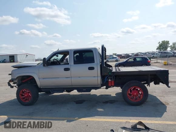 ✅ 2005 Chevrolet Silverado 2500HD Work Truck • VIN: 1GCHK23235F803038 • Lot: 43192366. Wystawiony na IAAI z przebiegiem 266 626 mil. Bezpłatny archiwum sprzedaży aukcyjnych z USA i szczegółowy raport historii pojazdu na DreamBid. Zdjęcie 15.