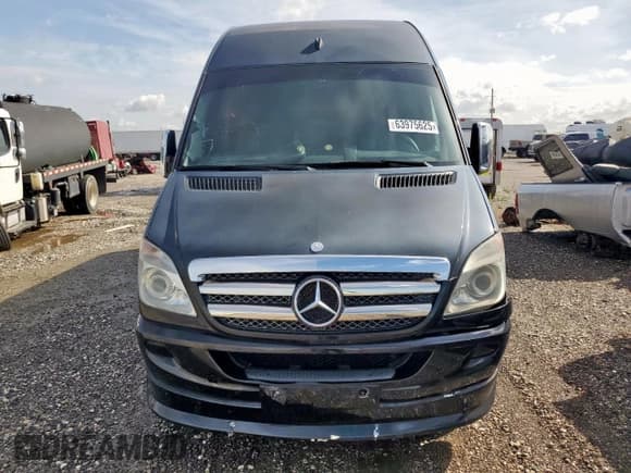 ✅ 2011 Mercedes-Benz Sprinter Cargo • VIN: WD3PE8CC2B5515120 • Lot: 63975625. Wystawiony na Copart z przebiegiem Nie podano. Bezpłatny archiwum sprzedaży aukcyjnych z USA i szczegółowy raport historii pojazdu na DreamBid. Zdjęcie 5.