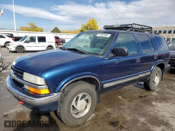 2000 Chevrolet Blazer LT z VIN 1GNDT13W8Y2390660, wystawiony jako Copart lot #77702494 z przebiegiem 225 212 mil mil oraz Szkoda całkowita • Salvage title. Historia ofert i sprzedaży dostępna na DreamBid. Obrazek 1.