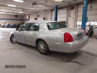 ✅ 2007 Lincoln Town Car Signature • VIN: 1LNHM81V47Y620308 • Lot: 43085815. Listed on IAAI with 117,298 mi. Free auction sales archive from the USA and detailed vehicle history report at DreamBid. Image 3.