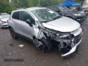 ✅ 2022 Chevrolet Trax LT • VIN: KL7CJPSM9NB507961 • Lot: 42249858. Wystawiony na IAAI z przebiegiem 53 737 mil. Bezpłatny archiwum sprzedaży aukcyjnych z USA i szczegółowy raport historii pojazdu na DreamBid. Zdjęcie 1.