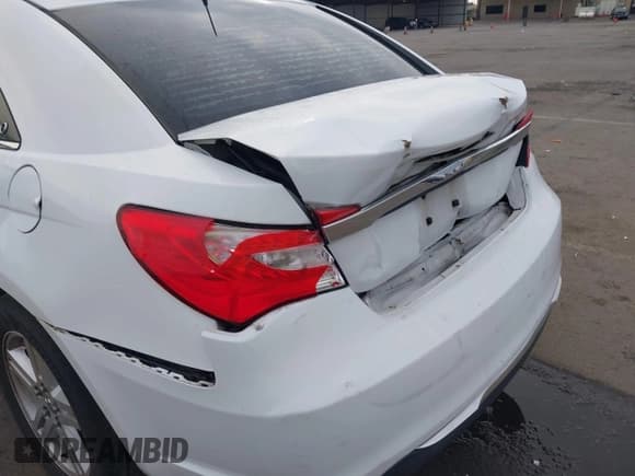 ✅ 2011 Chrysler 200 LX • VIN: 1C3BC4FB9BN553725 • Lot: 43651405. Listed on IAAI with 144,603 mi. Free auction sales archive from the USA and detailed vehicle history report at DreamBid. Image 6.