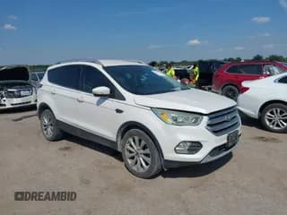 ✅ 2017 Ford Escape Titanium • VIN: 1FMCU0JD0HUA13334 • Lot: 43190777. Wystawiony na IAAI z przebiegiem 110 072 mil. Bezpłatny archiwum sprzedaży aukcyjnych z USA i szczegółowy raport historii pojazdu na DreamBid. Zdjęcie 1.