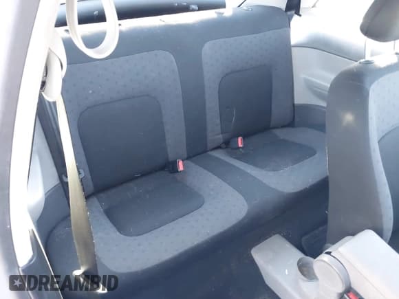 ✅ 2001 Volkswagen Beetle GLS • VIN: 3VWCC21C01M406655 • Lot: 41879905. Wystawiony na IAAI z przebiegiem 187 470 mil. Bezpłatny archiwum sprzedaży aukcyjnych z USA i szczegółowy raport historii pojazdu na DreamBid. Zdjęcie 8.