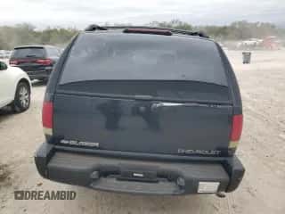 2002 Chevrolet Blazer LS z VIN 1GNCS13W32K122251, wystawiony jako Copart lot #88497015 z przebiegiem Nie podano mil oraz Nie do naprawy • Non repairable. Historia ofert i sprzedaży dostępna na DreamBid. Obrazek 6.