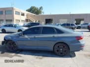 ✅ 2019 Volkswagen Jetta S • VIN: 3VW6T7BU8KM180058 • Lot: 43121355. Wystawiony na IAAI z przebiegiem 69 490 mil. Bezpłatny archiwum sprzedaży aukcyjnych z USA i szczegółowy raport historii pojazdu na DreamBid. Zdjęcie 15.