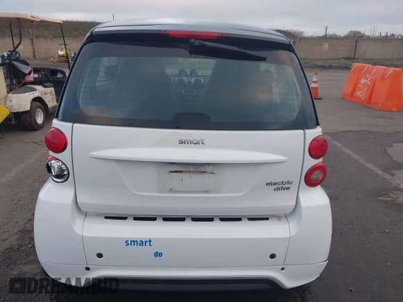 ✅ 2014 Smart fortwo Passion • VIN: WMEEJ9AA9EK729643 • Lot: 43795394. Listed on IAAI with 47,527 mi. Free auction sales archive from the USA and detailed vehicle history report at DreamBid. Image 17.