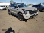 ✅ 2025 Kia Sorento X-Line EX • VIN: 5XYRHDJF2SG325479 • Lot: 55058605. Wystawiony na Copart z przebiegiem 5 525 mil. Bezpłatny archiwum sprzedaży aukcyjnych z USA i szczegółowy raport historii pojazdu na DreamBid. Zdjęcie 14.