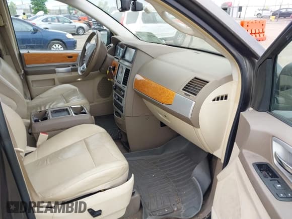 ✅ 2010 Chrysler Town & Country Limited • VIN: 2A4RR7DX2AR451719 • Lot: 42351759. Wystawiony na IAAI z przebiegiem 163 635 mil. Bezpłatny archiwum sprzedaży aukcyjnych z USA i szczegółowy raport historii pojazdu na DreamBid. Zdjęcie 5.