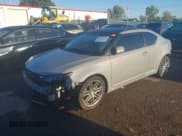 ✅ 2013 Scion tC • VIN: JTKJF5C74D3057890 • Lot: 43337109. Wystawiony na IAAI z przebiegiem 83 949 mil. Bezpłatny archiwum sprzedaży aukcyjnych z USA i szczegółowy raport historii pojazdu na DreamBid. Zdjęcie 2.