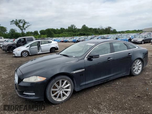 ✅ 2013 Jaguar XJ • VIN: SAJWJ1CD8D8V52463 • Lot: 61772115. Wystawiony na Copart z przebiegiem 123 899 mil. Bezpłatny archiwum sprzedaży aukcyjnych z USA i szczegółowy raport historii pojazdu na DreamBid. Zdjęcie 1.