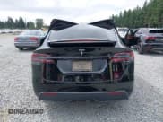 ✅ 2022 Tesla Model X • VIN: 7SAXCDE56NF337026 • Lot: 42807822. Wystawiony na IAAI z przebiegiem 26 499 mil. Bezpłatny archiwum sprzedaży aukcyjnych z USA i szczegółowy raport historii pojazdu na DreamBid. Zdjęcie 17.