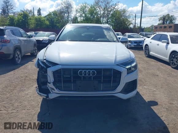 ✅ 2019 Audi Q8 Premium • VIN: WA1AVAF1XKD014411 • Lot: 42267529. Wystawiony na IAAI z przebiegiem 81 835 mil. Bezpłatny archiwum sprzedaży aukcyjnych z USA i szczegółowy raport historii pojazdu na DreamBid. Zdjęcie 12.