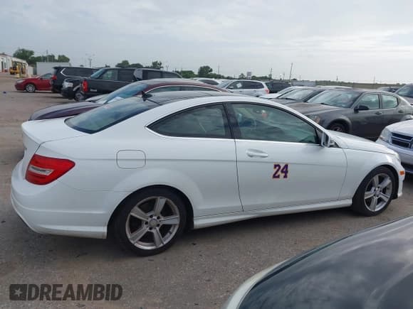 ✅ 2015 Mercedes-Benz C 250 • VIN: WDDGJ4HB9FG370183 • Lot: 42670705. Wystawiony na IAAI z przebiegiem 127 582 mil. Bezpłatny archiwum sprzedaży aukcyjnych z USA i szczegółowy raport historii pojazdu na DreamBid. Zdjęcie 13.