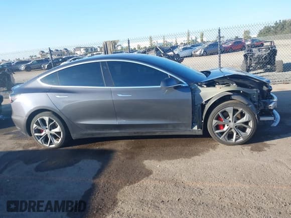 ✅ 2018 Tesla Model 3 Long Range Battery • VIN: 5YJ3E1EB4JF181007 • Lot: 43580607. Wystawiony na IAAI z przebiegiem 109 942 mil. Bezpłatny archiwum sprzedaży aukcyjnych z USA i szczegółowy raport historii pojazdu na DreamBid. Zdjęcie 14.