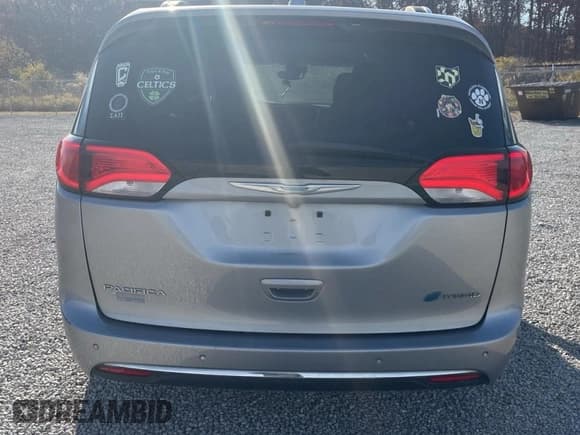 ✅ 2018 Chrysler Pacifica Hybrid Limited • VIN: 2C4RC1N75JR105604 • Lot: 92134015. Wystawiony na Copart z przebiegiem 282 788 mil. Bezpłatny archiwum sprzedaży aukcyjnych z USA i szczegółowy raport historii pojazdu na DreamBid. Zdjęcie 12.