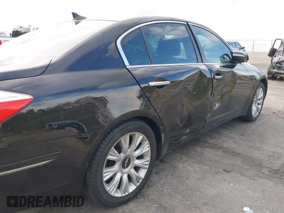✅ 2009 Hyundai Genesis • VIN: KMHGC46E99U017557 • Lot: 43324510. Wystawiony na IAAI z przebiegiem 276 635 mil. Bezpłatny archiwum sprzedaży aukcyjnych z USA i szczegółowy raport historii pojazdu na DreamBid. Zdjęcie 6.