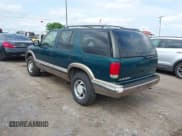 ✅ 1997 Chevrolet Blazer LS • VIN: 1GNDT13W8V2229785 • Lot: 42222096. Wystawiony na IAAI z przebiegiem 244 955 mil. Bezpłatny archiwum sprzedaży aukcyjnych z USA i szczegółowy raport historii pojazdu na DreamBid. Zdjęcie 3.