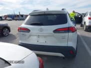 ✅ 2022 Toyota Corolla Cross XLE • VIN: 7MUDAABG1NV035400 • Lot: 43610711. Wystawiony na IAAI z przebiegiem 34 456 mil. Bezpłatny archiwum sprzedaży aukcyjnych z USA i szczegółowy raport historii pojazdu na DreamBid. Zdjęcie 16.