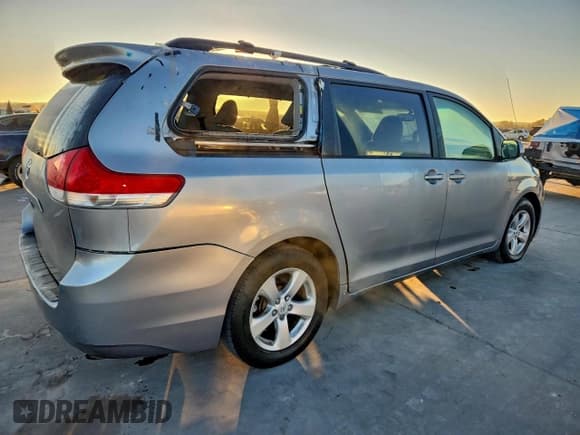 ✅ 2013 Toyota Sienna LE • VIN: 5TDKK3DCXDS281607 • Лот: 96292585. Опубликован ранее на Copart с пробегом 98 613 миль. Бесплатный доступ к архиву аукционных продаж из США и подробный отчёт об истории автомобиля на DreamBid. Изображение 3.