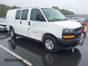 ✅ 2021 Chevrolet Express Cargo • VIN: 1GCWGAFP2M1183448 • Lot: 43152697. Wystawiony na IAAI z przebiegiem 111 878 mil. Bezpłatny archiwum sprzedaży aukcyjnych z USA i szczegółowy raport historii pojazdu na DreamBid. Zdjęcie 1.