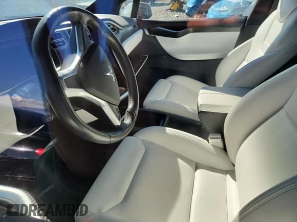 ✅ 2016 Tesla Model X P90D • VIN: 5YJXCBE48GF031103 • Lot: 86140875. Wystawiony na Copart z przebiegiem Nie podano. Bezpłatny archiwum sprzedaży aukcyjnych z USA i szczegółowy raport historii pojazdu na DreamBid. Zdjęcie 7.