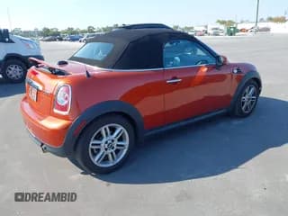 ✅ 2013 MINI Roadster • VIN: WMWSY1C55DT311925 • Lot: 43757747. Wystawiony na IAAI z przebiegiem 118 227 mil. Bezpłatny archiwum sprzedaży aukcyjnych z USA i szczegółowy raport historii pojazdu na DreamBid. Zdjęcie 4.