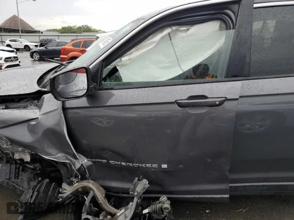 ✅ 2021 Jeep Grand Cherokee Limited • VIN: 1C4RJKBG3M8210562 • Lot: 81049355. Wystawiony na Copart z przebiegiem 65 206 mil. Bezpłatny archiwum sprzedaży aukcyjnych z USA i szczegółowy raport historii pojazdu na DreamBid. Zdjęcie 7.