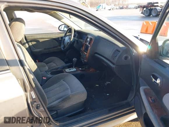 2004 Hyundai Sonata GLS z VIN KMHWF35H44A974181, wystawiony jako IAAI lot #41605108 z przebiegiem 220 476 mil mil oraz . Historia ofert i sprzedaży dostępna na DreamBid. Obrazek 5.